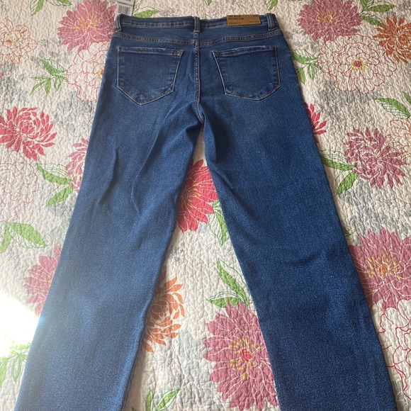 Straight leg skinny jeans slightly distressed look - Picture 3 of 3